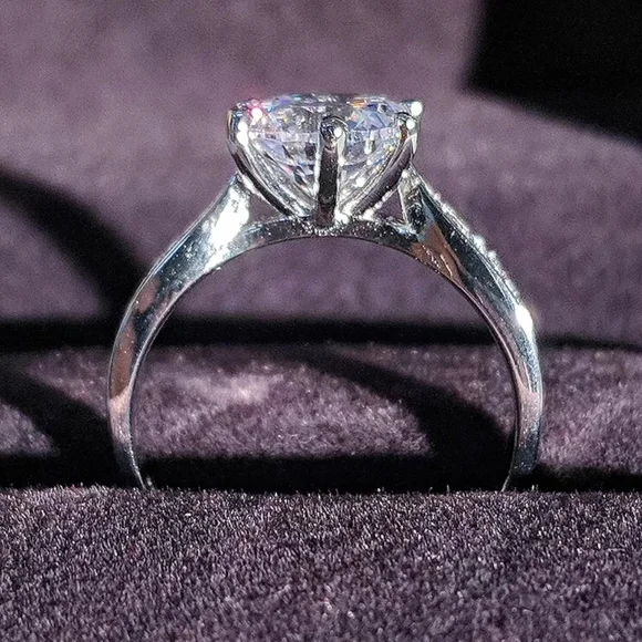 Luxury Designer White Round Center Diamond Ring - Picture 7 of 7